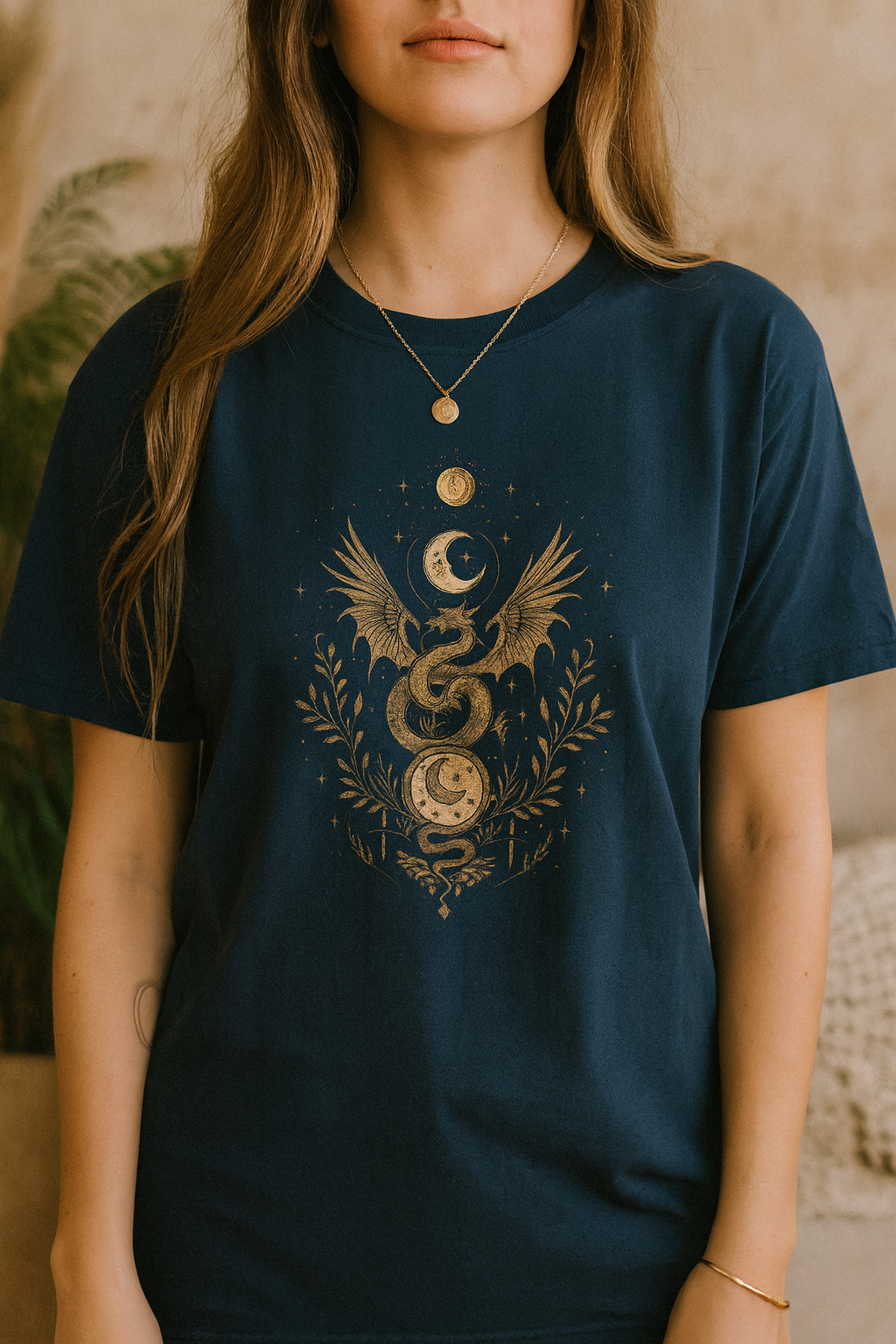 Camiseta Boho Mística Dragon Lunar Gold · Celestial Moon Serpent Tee