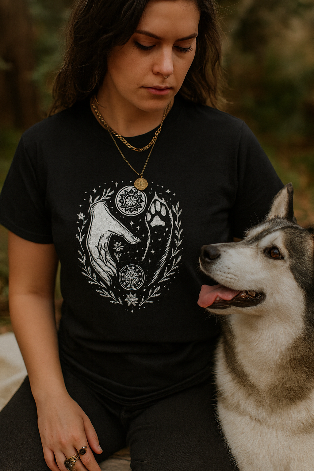 Camiseta Boho Mística Mano y Huella para Amantes de Perros – MysticBohoCo